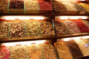 Maustebasaarin teevalikoimia