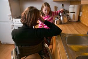 nainen_pyoratuolissa