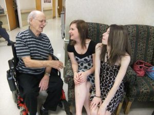 kaksi-tyttöä-ja-vanhempi-herra