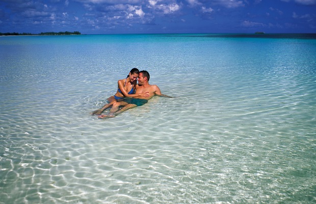 bahama-pariskunta-vedessä