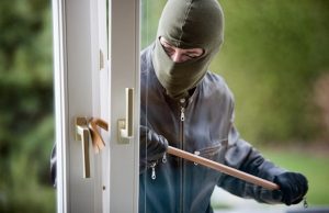 Einbrecher an einem Fenster