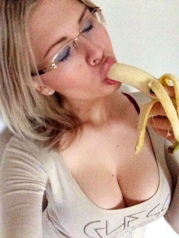 Uhkea Elena banaanidieetillä: Katso kuumat kuvat!