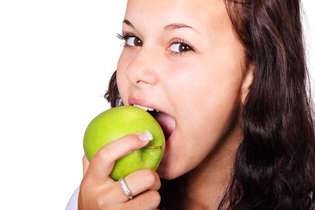 nainen-syö-omenaa