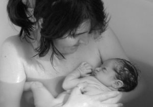 synnytys_äiti_vauva_wikikuva