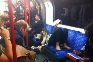 metro-nainen-ärsyttävä