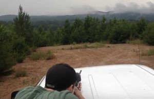 mp-idiootti-ampuu-autoaan-artik