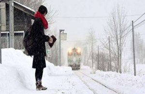 koulutyttö-juna-japani