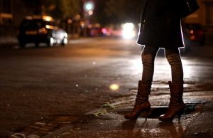 nainen-ilotyttö-katu