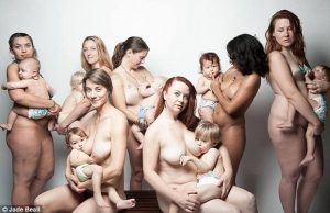 imettävät-äidit-alasti-vauva-sensuroitu