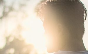 aurinko_mies_kuuma_helle_pexels