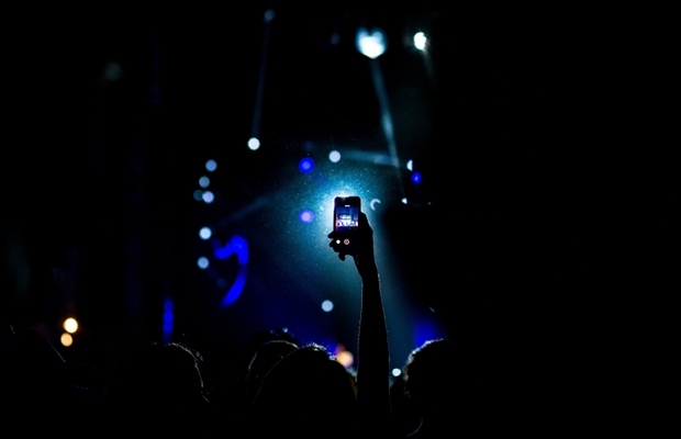 konsertti-kuvaus-puhelin