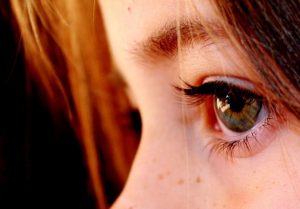 tyttö_nainen_kasvot_silmät_vapaakuva
