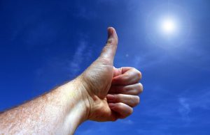 mies-käsi-peukalo-peukku-crop