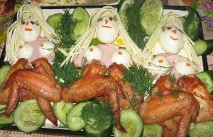 ruoka-naiset-kanansiivet-salaatti