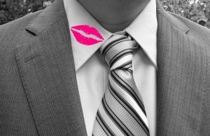 mies-pettäminen-huulipuna