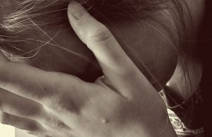 nainen-surullinen-itkevä