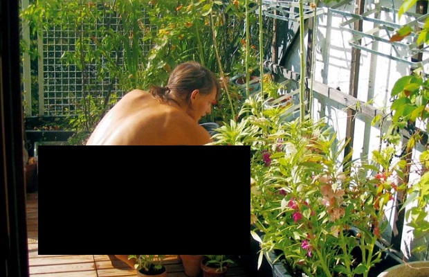 alaston-nainen-puutarha-kuva-wngd.org-crop-sensuroitu