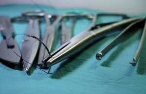 kirurgin välineitä