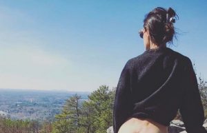 nainen-maisema-pylly