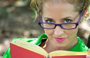 nainen silmälasit kirja