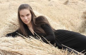 nuori nainen heinissä