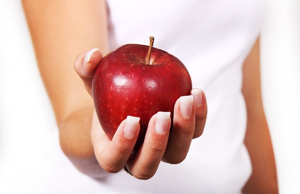 omena kädessä