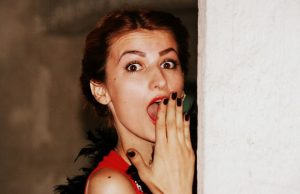 nainen käsi suullaan