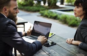 nainen mies keskustelu