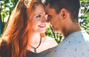 nainen mies suudelma