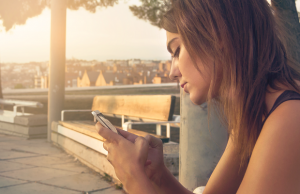 nainen puhelin käsissä