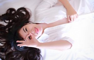 nainen sängyssä