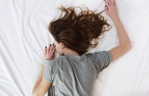 nainen nukkuu sänky