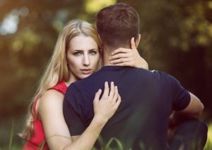 nainen_mies_pari_pariskunta_nuoripari_rakkaus_seksi_halaaminen_hellyys_läheisyys_vapaakuva