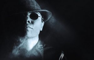 mies-gangsteri-varas-aurinkolasit-hattu-savu-mv