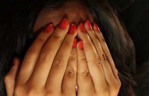 nainen-kädet-pelko-kauhu