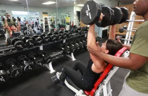 nainen mies kuntosali treeni