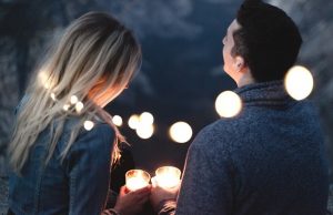 nainen mies selin kameraan