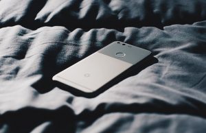 puhelin sängyllä