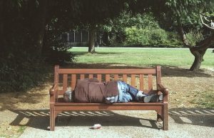 koditon nukkuu penkillä