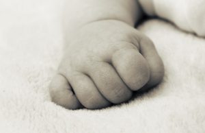 vauva käsi