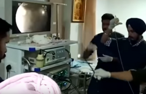 lääkärit teinin vatsassa puuta ja muovia