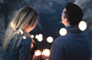 nainen mies selkä kohti kameraa