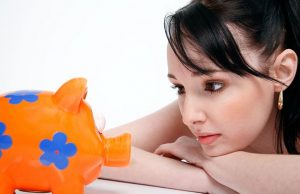 nainen-säästöpossu