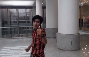 poika kääntää päätään