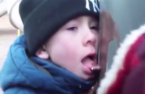 pojan kieli kiinni pylvässä