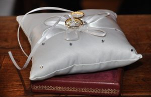 vihkisormukset tyynyllä