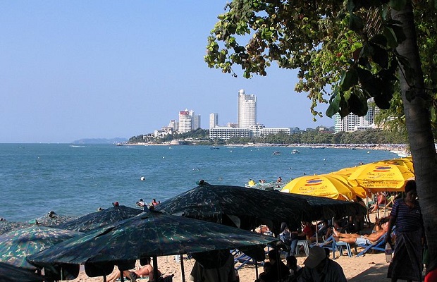 Pattaya_Beach_Wong_Amat_Thailand-wikimedia-commons-Khaosaming