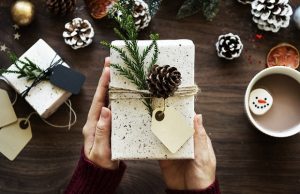 joululahja kädet pixabay