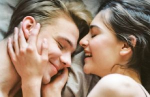 nainen mies sängyssä