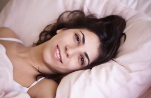 nainen sängyssä pixabay